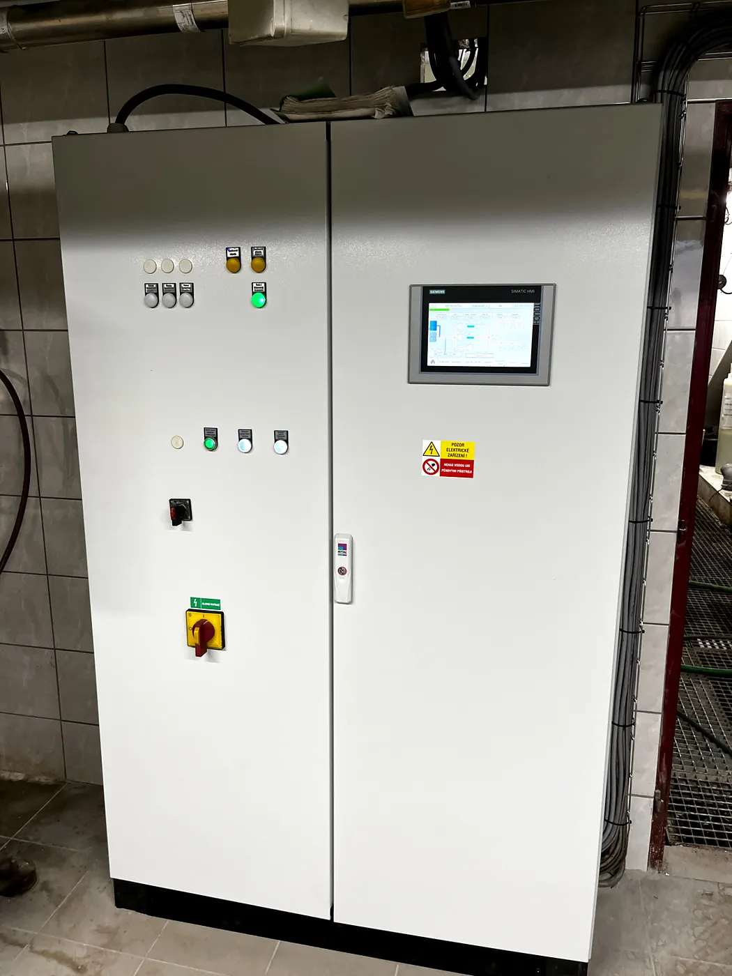 Zavřený dvoudveřový rozvaděč se signálkami, hlavním vypínačem a dotykovým panelem